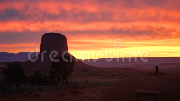 强烈的彩色日落纪念碑山谷犹他州亚利桑那州边境视频的预览图