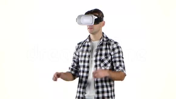 人在虚拟现实眼镜中与文件一起工作手部动作视频的预览图