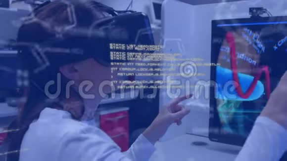 穿着虚拟现实护目镜的女人和移动的白色数据视频的预览图