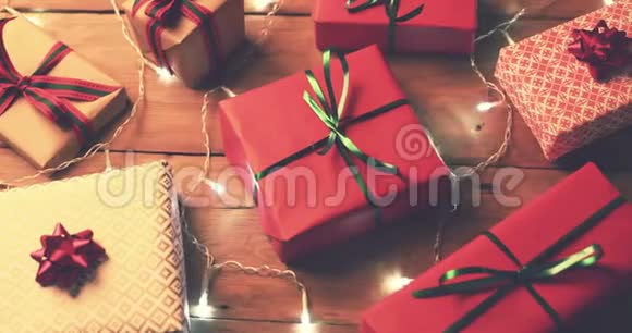 木制桌子上的圣诞礼物和闪光灯多莉射中视频的预览图