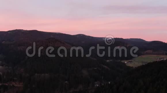 空中拍摄的群山覆盖在森林中美丽的夜空4k视频的预览图