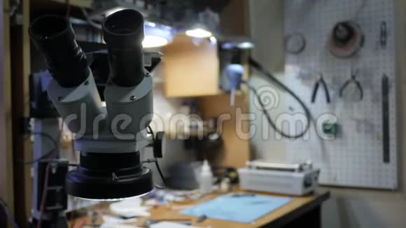 电子修理店的显微镜视频的预览图