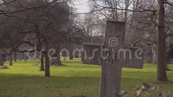 在墓地的RIP坟墓视频的预览图