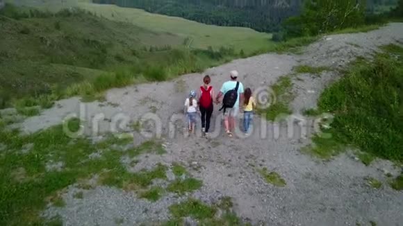 空中飞行体育家庭野营之旅父母带着年幼的孩子在山上散步积极的生活方式和旅游业视频的预览图