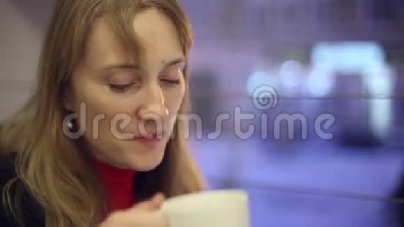 咖啡馆里的女孩喝茶吃面包视频的预览图