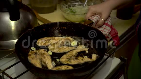 4k鲑鱼烹饪红鱼牛排美食新鲜食物晚餐饮食海鲜健康视频的预览图