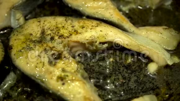 4k鲑鱼烹饪红鱼牛排美食新鲜食物晚餐饮食海鲜健康视频的预览图
