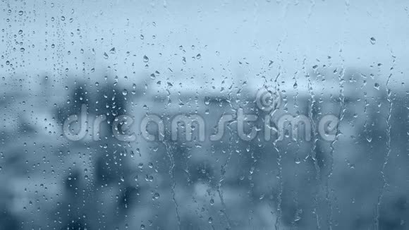 雨滴在蓝色的窗户上视频的预览图