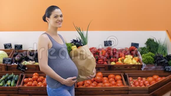 商店里有一袋蔬菜的孕妇视频的预览图