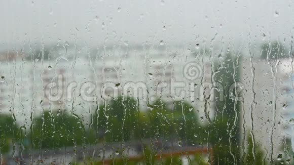 窗外夏日静雨水滴慢慢地顺着玻璃流下来雨敲窗台在wi之外视频的预览图