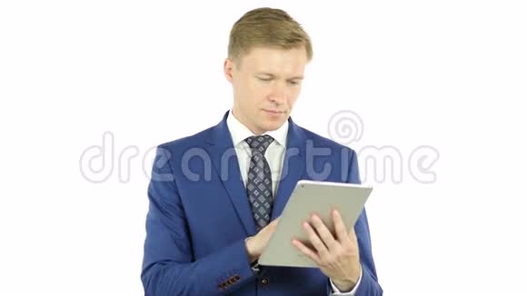 商人使用平板电脑隔离在白色背景上视频的预览图