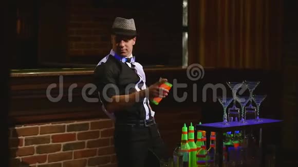 杂技表演由巴曼杂耍瓶和烧杯进行混合酒吧背景慢动作视频的预览图