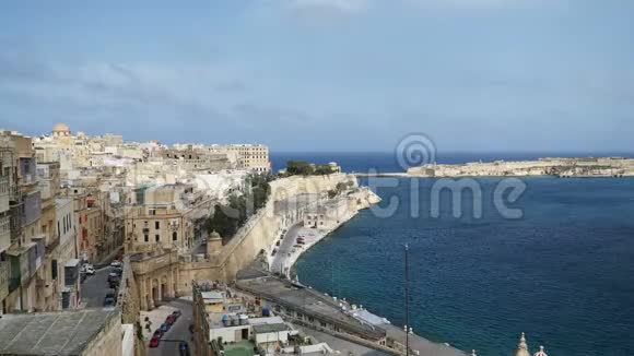 从瓦莱塔海岸俯瞰地中海瓦莱塔和马耳他岛的时间视频的预览图