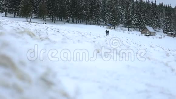 两个人在雪山上爬山视频的预览图