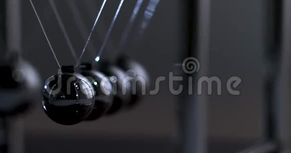 牛顿作用和反应或因果的摇篮物理学概念牛顿视频的预览图