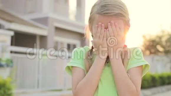肖像快乐的小女孩站在房子附近的日子视频的预览图