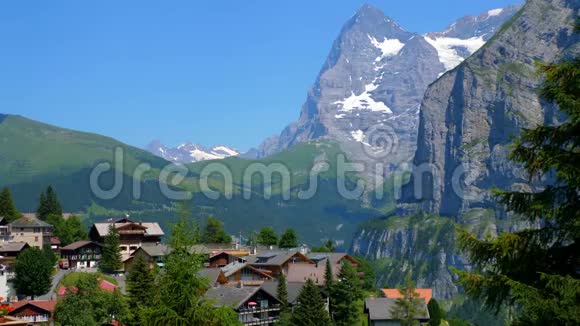 瑞士阿尔卑斯山的美丽村庄瑞士的吉梅尔瓦尔德视频的预览图