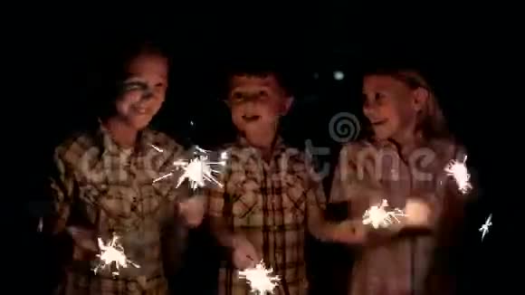 快乐的孩子站在路上燃烧着火花视频的预览图