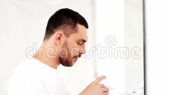 在浴室用发笔的快乐男人视频的预览图