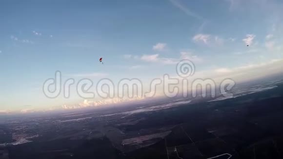 专业跳伞运动员在空中跳伞地平线肾上腺素身高视频的预览图
