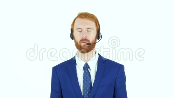 顾客服务部红发胡子商人用耳机交谈视频的预览图