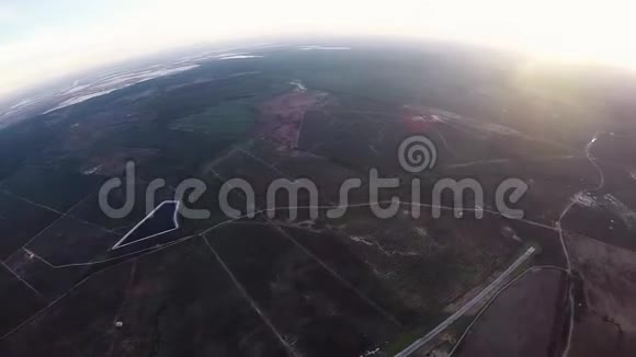 专业跳伞运动员在空中跳伞地平线肾上腺素晚上好视频的预览图