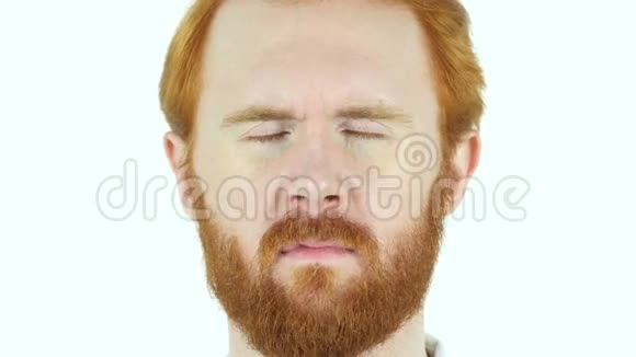伤心欲绝的红发胡子男人的脸视频的预览图