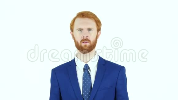 愤怒的红发胡子商人的肖像白色背景的咆哮视频的预览图