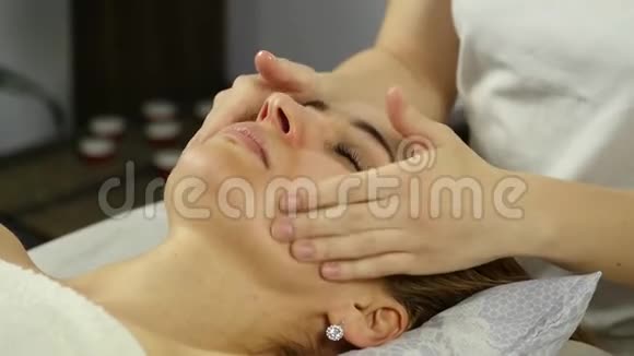 医生在女性脸上做穴位按压中国替代医学慢动作视频的预览图