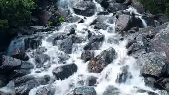 浮石瀑布的汹涌的水视频的预览图