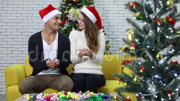 快乐的白人夫妇笑着笑着视频的预览图