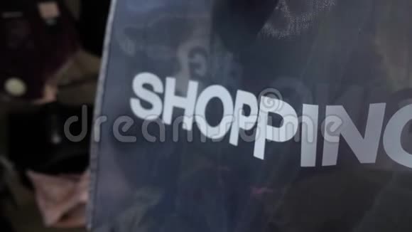 服装店里有衣服的购物袋4k慢动作视频的预览图