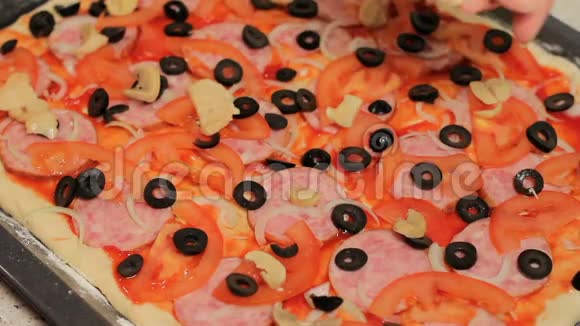 披萨基地吃披萨把蘑菇放进披萨里整理披萨里的食材视频的预览图