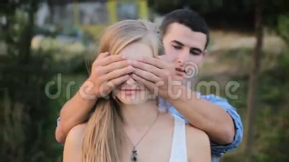 男人用双手闭上女孩的眼睛以求惊喜视频的预览图