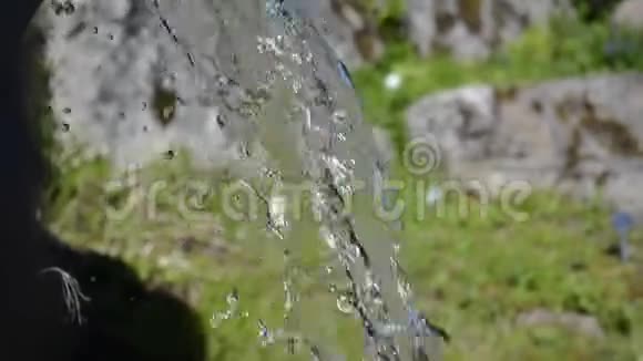 夏季清洁淡水瀑布视频的预览图