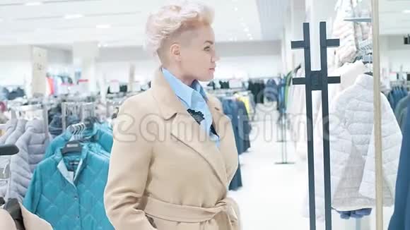 销售时尚消费主义和人的概念女性购物袋选择服装在商场或服装店视频的预览图