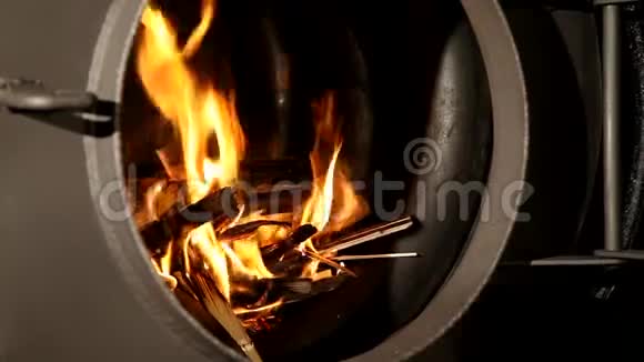 火木在壁炉里燃烧视频的预览图