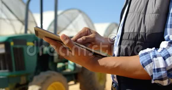 男子使用数字平板电脑蓝莓农场4k视频的预览图