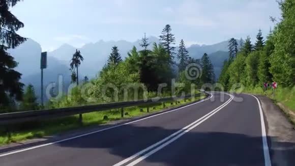 从弯弯曲曲的汽车路上眺望塔特拉山视频的预览图