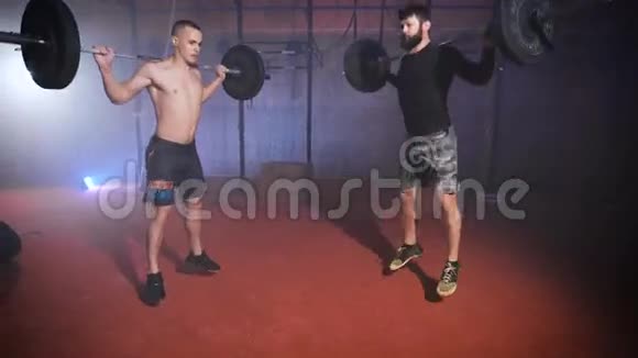两个强壮的男人一起在健身房做举重训练视频的预览图