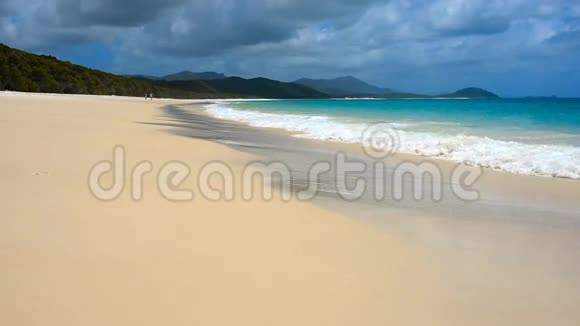 澳大利亚白色海文海滩有绿松石水硅白色沙子视频的预览图