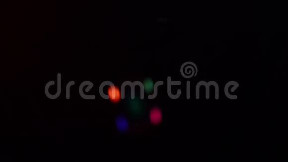 黑色背景下的气泡落下视频的预览图