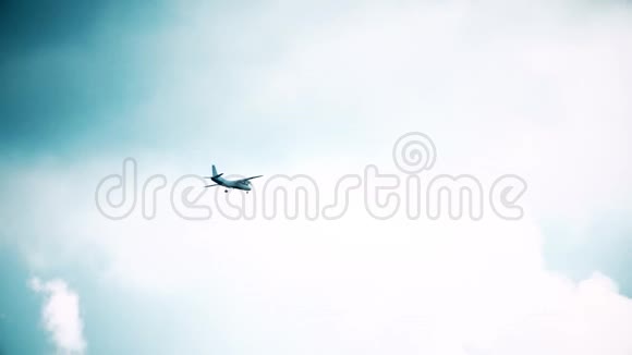 在天空中高高飞翔的螺旋桨飞机视频的预览图
