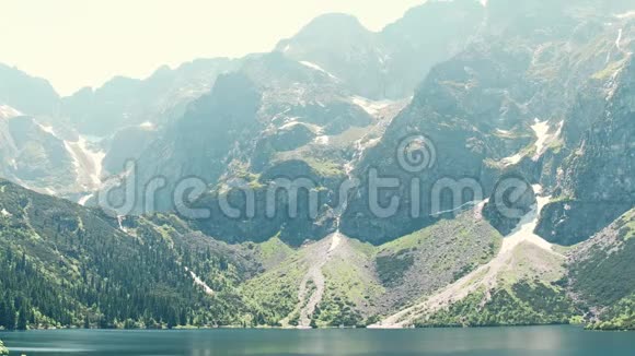莫斯基奥科山上湖泊或波兰塔特拉山上的海眼视频的预览图
