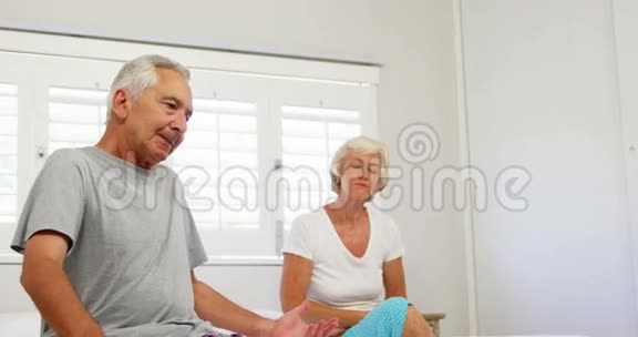 成熟的夫妇在床上争吵视频的预览图