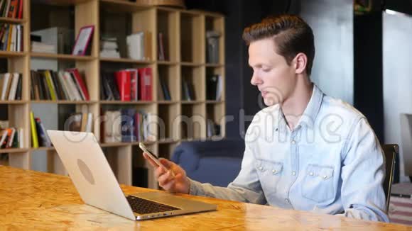 年轻工人在笔记本电脑前打电话视频的预览图