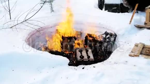 冬天在大自然中燃烧的东西削减冬季森林防火视频的预览图