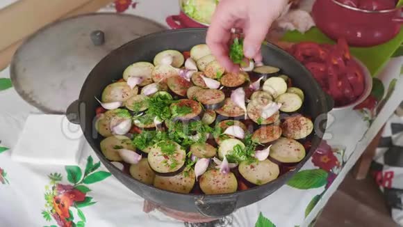 白色厨师的手把欧芹加入大锅与蔬菜视频的预览图