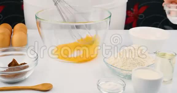 女人在玻璃碗里搅拌原料煮蛋糕视频的预览图