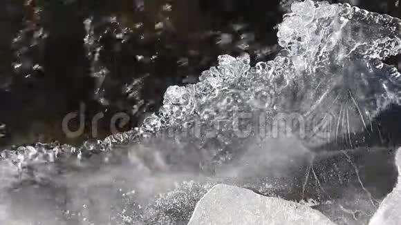 河水在薄冰下汹涌的水流视频的预览图